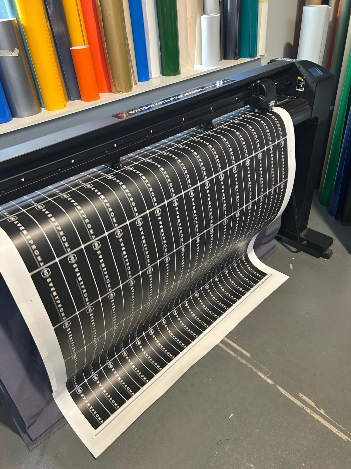 Ontwerp uitsnijden op de plotter in de werkplaats
